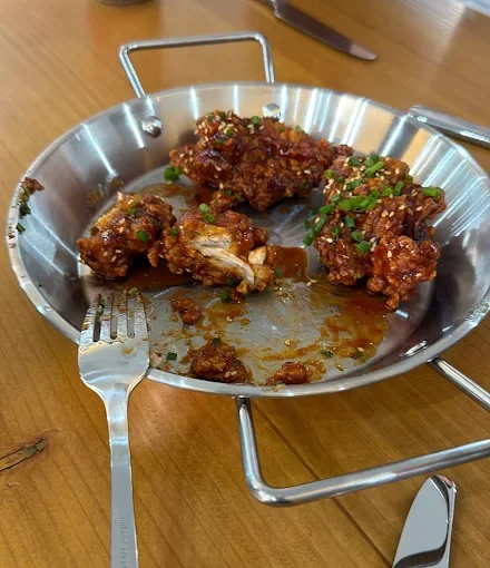 Korean Chicken in einer Metallpfanne